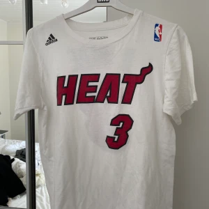 Miami Heat t-shirt - En fin vit miami heat t-shirt, köpt i Miami. Säljs pga för liten för mig
