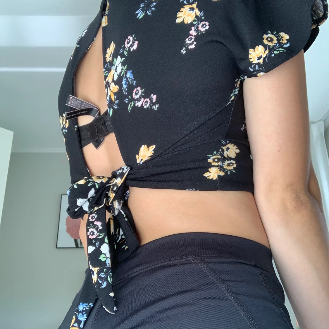 H&M cropped flower tie shirt  - 91