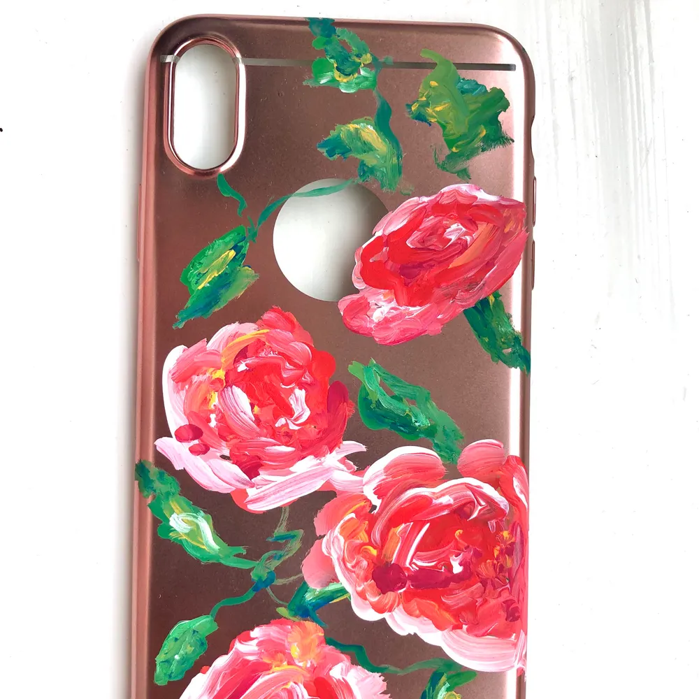 Ett rosegold skal med målade rosor på🌹 helt oanvänd, 95kr inklusive frakt💗 till iPhone xs max❣️. Accessoarer.