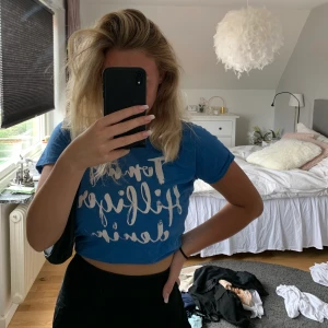 Tommy hilfiger t-shirt - Tommy hilfiger tröja som knappt är använd väldigt snygg men används tyvärr inte längre, köpt i london (äkta) frakten är inkluderad i priset