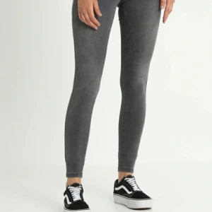 Grå skit snygga jeans! - Höga jeans skit snygga billiga som är slutsålda! Bra skick inte använda!😍💕