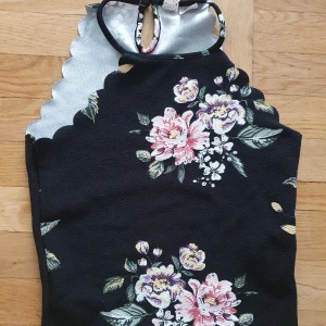 H&M croptop blommor strl XS - Blommig croptop i strl XS.FRAKT INGÅR EJ