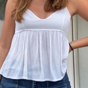 Topp från Brandy Melville - Jättesöt topp köpt på Brandy Melville! Använd ett fåtal gånger så den är i bra skick. Köparen står för frakt💞