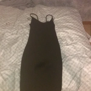svart sommarklänning  - helt ny från hm storlek xs den är jätte stretchig och bekväm skriv privat för fler bilder köparen står för frakt