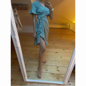  - Otroligt fin klänning i grönt  från Vero Moda! 🤍 -Aldrig använd   (Köparen står för frakt) 