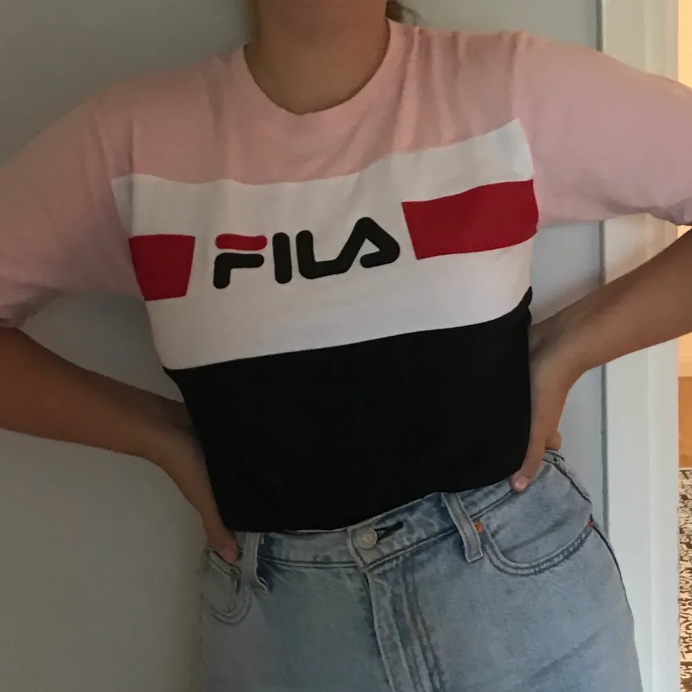 Jag säljer denna jätte fina t-shirten från Fila. Bra skick, använd ett fåtal gånger. Säljer pga den kommer inte till användning. Pris kan diskuteras💕❤️ (ställ gärna frågor). T-shirts.