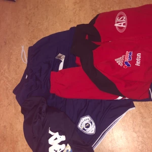 Träningskläder  - 3 träningsshorts och en träningströja i storlek M.