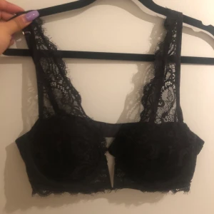 Svart Bralatte - SÅ FIN svart bralett, säljer pga för liten:( Mycket sparsamt använd. Priset är inkl frakt! 