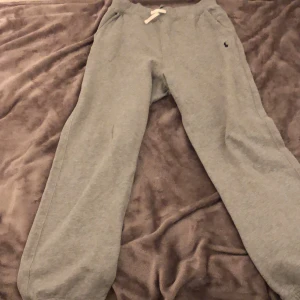 Mjukis byxor  - Säljer dom här mjukis byxorna för att jag använder inte dom längre. Super sköna att ha på sig, bra skick, köpte dom för 499 kr men säljer dom för 200 ( nyt pris 150kr). Om du är intresserad av att köpa byxorna hör gärna av dig. ( frakt ingår i priset ) 