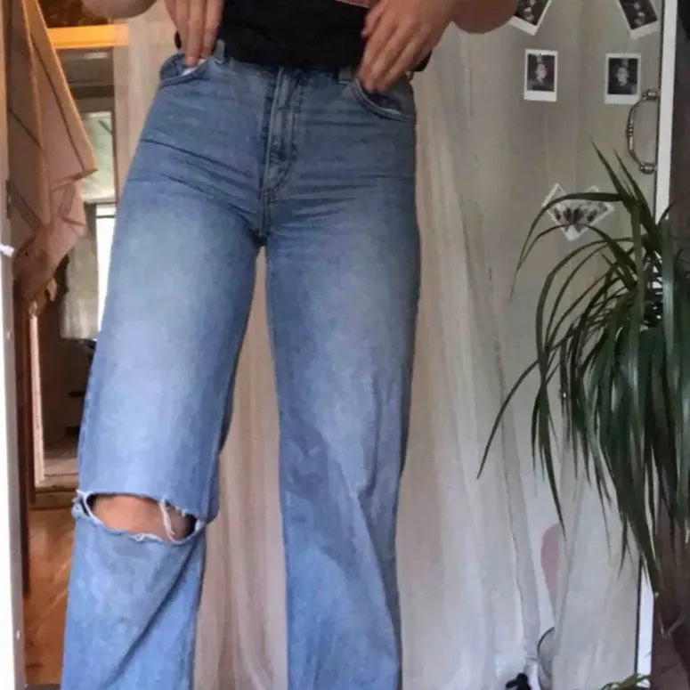 säljer dessa yoko jeans från monki! köpt här på plick men passar inte mig tyvärr! hålet är klippt av förra säljaren. (bilderna tillhör förra säljaren) . Jeans & Byxor.