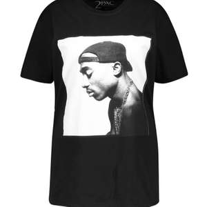 Väldigt fin Tupac t-shirt som är helt oanvänd. Väldigt skönt material.👌🏽  