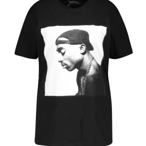 Oversized Tupac T-shirt - Väldigt fin Tupac t-shirt som är helt oanvänd. Väldigt skönt material.👌🏽  