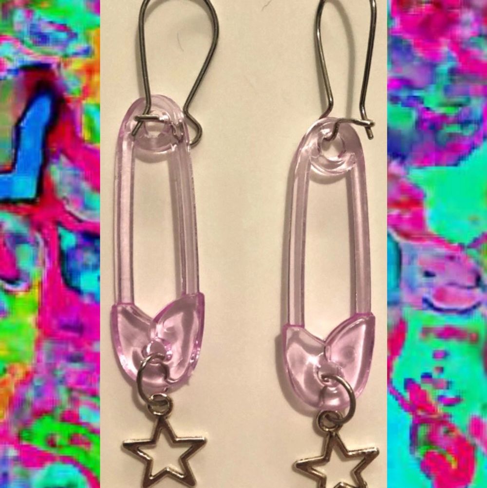 Jättefina örhängen i rosa med en liten stjärna i metall som hänger. (Finns i olika färger som t ex, Lila, Blå, Grön och gul!!!)swipea för o se det lila!!💕frakt 11kr⚠️Nickelfria⚠️. Accessoarer.