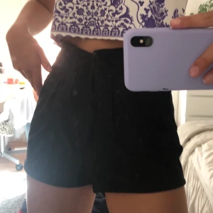 kostym shorts  - svarta shorts i kostym material, svin snygga å sitter perfekt. Säljs pga att dem inte är min stil