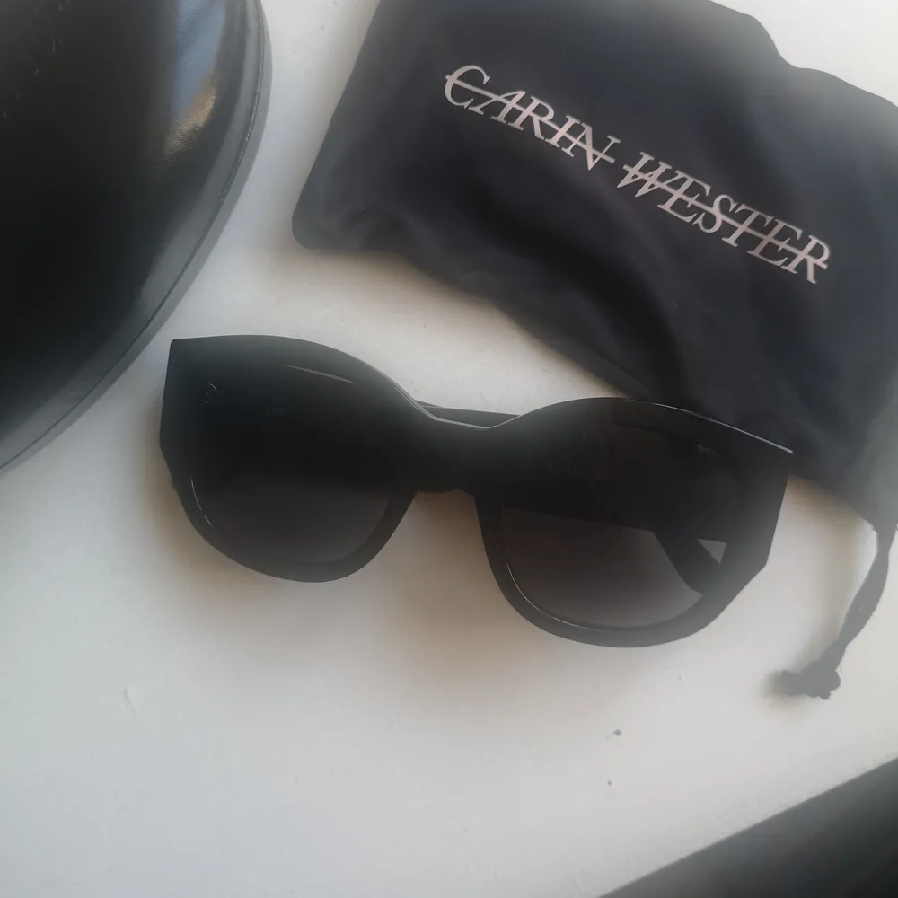 Solglasögon från CARIN WESTER, nyskick! Inköpta förra året och endast provade. Påse och fodral ingår. Säljer för 100 kr + frakt eller högstbjudande. Kan också mötas upp vid Mariatorget. . Accessoarer.