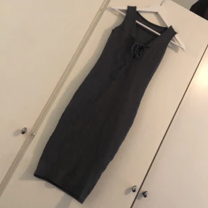 Ribbad klänning - Helt ny