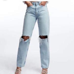  Säljer dessa populärare 90’s high waist  jeans från Gina tricot i strl 32 som är helt slutsålda. Helt nya med prislapp kvar. Säljer för 600kr eller högre bud. Frakt tillkommer