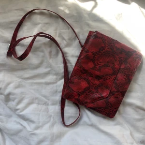 Röd ormskinnsväska - Fick utav en vän en gång men som jag inte använt. 