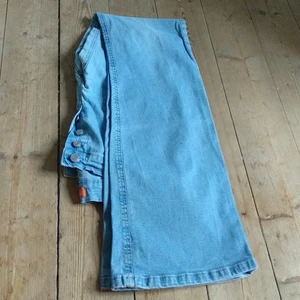 Utsvängda jeans i ljus denim! - Fin ljus denim byxa med utsvängda ben. Knappar i gylfen o stretch! Sköna o passar alla färger typ!☀️