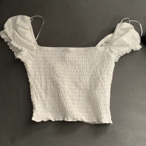 Vit Crop T-shirt - Helt ny och oanvänd!