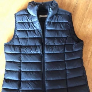 Väst  - Oanvänd väst från zalando🌸🌸  den är mera svart i verkligheten 🤩