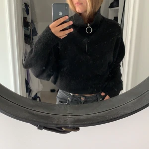 Tröja! - Säljer en svart cool tröja från hm, men dragkedja framtill.storlek 36, men passar många då den är större i modellen.  50kr + frakt står köparen för💜