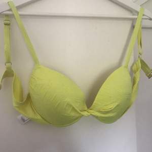 Säljer denna neon gula bikini topp med push up.( Färgen framhävs inte så bra i kameran) Storlek 38. Använd fåtal gånger.