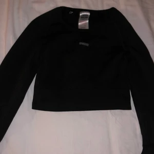 Gymshark träningstopp - Svin fin och skön croppad träningströja som sitter perfekt under hela passet. Använd fåtal gånger då jag tycker det är lite kort på mig, alltså i väldigt bra skick😆