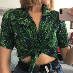 Knyttopp  - Ball topp från Forever21 med blad på i storlek S, använd Max 2 gånger så i nyskick! Snygg till allt!! Köptes för 200kr! Kan hämtas upp på Södermalm annars kostar frakt 11kr!🥰