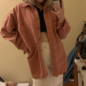 oversized skjorta - Väldigt stor skjorta i storleken xs/s säljes! Från gina, knappt använd💞 