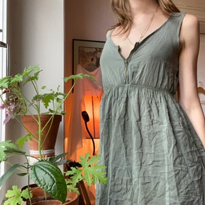 Brandy Melville skogsgrön kort klänning  - Fin naturfärgad klänning, kort och i tunt silkigt tyg. Härlig på sommaren🛤🕊🥰