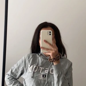 Gina hoodie - Säljer denna fina hoodie från Gina. Köpte den för 1/2 år sen och har knappt använt den. Den är lite skrynklig men det går alltid att stryka den. Budet börjar på 175kr.