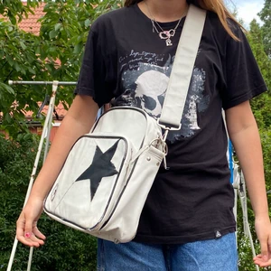 Converse väska  -  Storlek: x  Pris: 100kr Frakt: 66kr Hör av dig om du är intresserad eller har några frågor kram💞💞 