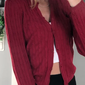 Röd ribbad kofta - Denna röda ribbade koftan som inte kommer till användning längre💓 Frakt står köparen för