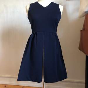 XS-S. Superfin klänning (skulle gissa från 70-talet) i 50-talsstil. 280:- gratis frakt🥰  Priset är förhandlingart😊