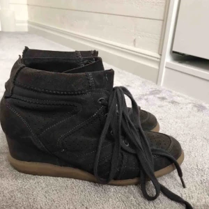  - Skorna är sällan använda och är i gott skick, kan mötas upp i onsala/gbg/Kungsbacka annars står köparen för frakten 