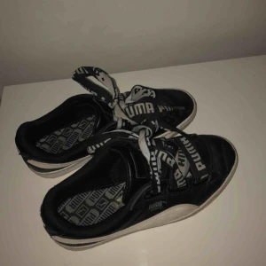  - Svart/vita puma skor i strl 39. Använda fåtal gånger, köpta för ca 5 månader sedan. 90kr + frakt ♥️