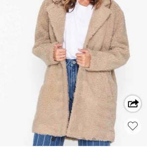  - jättesnygg beige kappa ifrån Nelly! Använd Max 3 gånger. Ursprungspris 529 kronor❣️