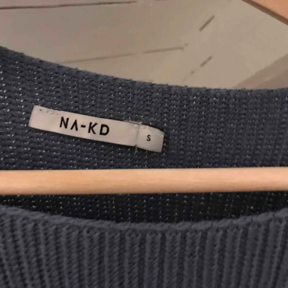 Oanvänd stickad tröja från NA-KD med lite utsvängda armar🌎 köparen står för frakt⭐️. Stickat.