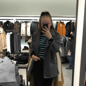  - Säljer en jättefin lite kortare kappa från Zara. Helt oanvänd med prislapp kvar. Kan skicka fler bilder vid behov då bilden inte är den bästa.  Nypris:399kr  Mitt pris: 300 inkl frakt