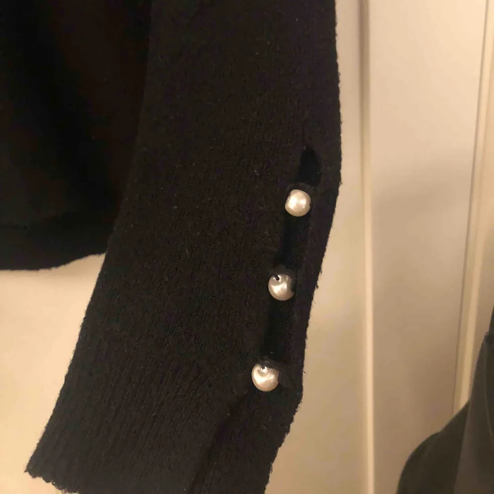 svart stickad tröja från veromoda med pärlor vid armslut, strl XS men skulle säga att den är mer som en S 💛. Tröjor & Koftor.