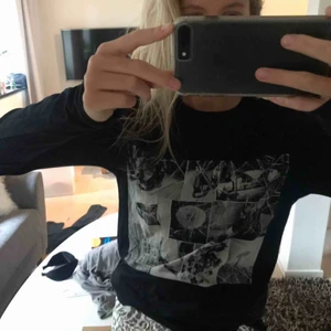  - Vill göra en intressekoll på min tröja ifrån Zadig & Voltaire. Aa coolt tryck och sitter toppen. 