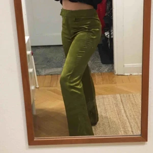  - SHINY gröna byxor från H&Ms Premium Quality kollektion. HELT OANVÄNDA. Köpta för 999kr. SÅ snygg passform, höga i midjan och vida. Sköna!