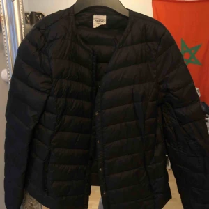  - Svart dunjacka köpt på zalando, strl S, använd några gånger men i bra skick.  Nypris: 499kr. Mitt pris 250kr.
