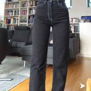  - Snygga jeans med vita sömmar, köpta i London! :)