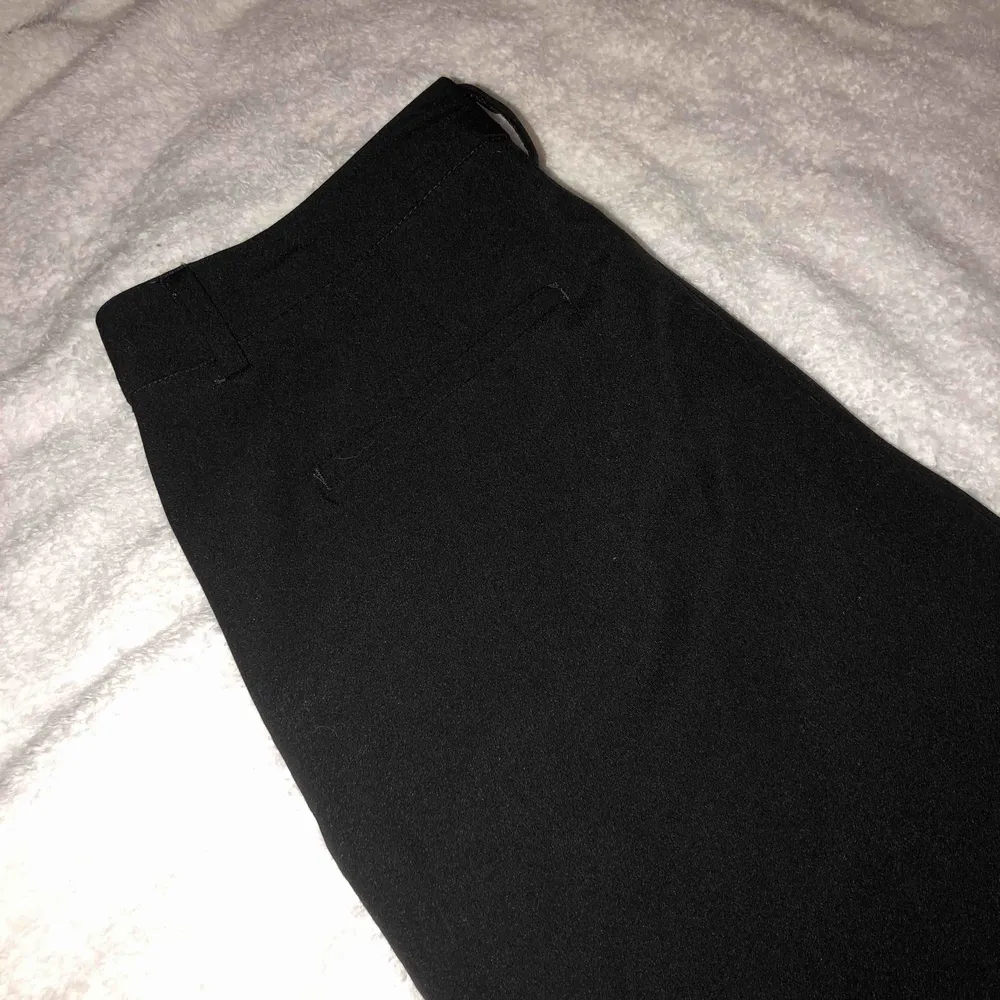 Svarta kostymbyxor från Kappahl i storlek 36, endast använda 1 gång, i modellen Kelly. Jeans & Byxor.
