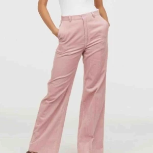  - Säljer mina coola rosa manchesterbyxor som tyvärr inte passar längre! :(  mycket bra skick! Nästan oanvända :)