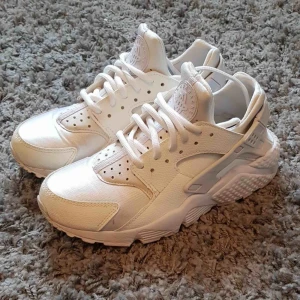 - Nike Huarahe i storlek 37! Frakt tillkommer✨