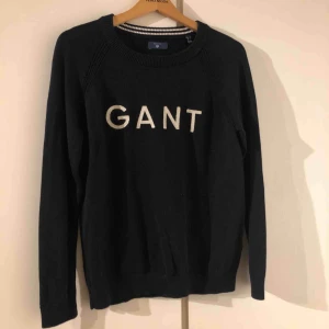  - En blod stickad gant skjorta, aldrig använd.