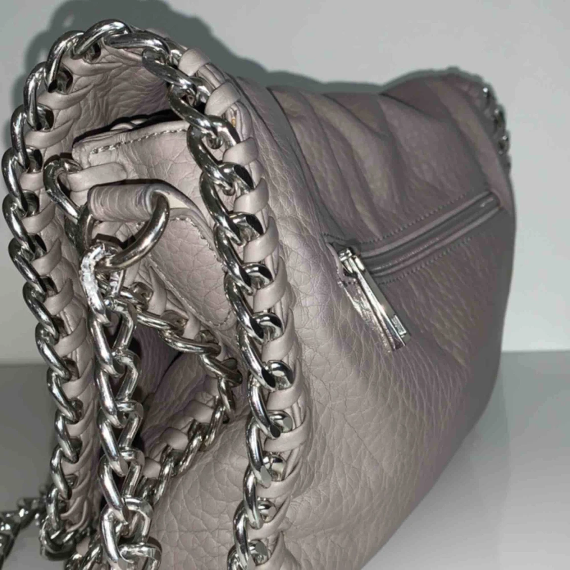 En klassisk stilren rymlig väska - 91